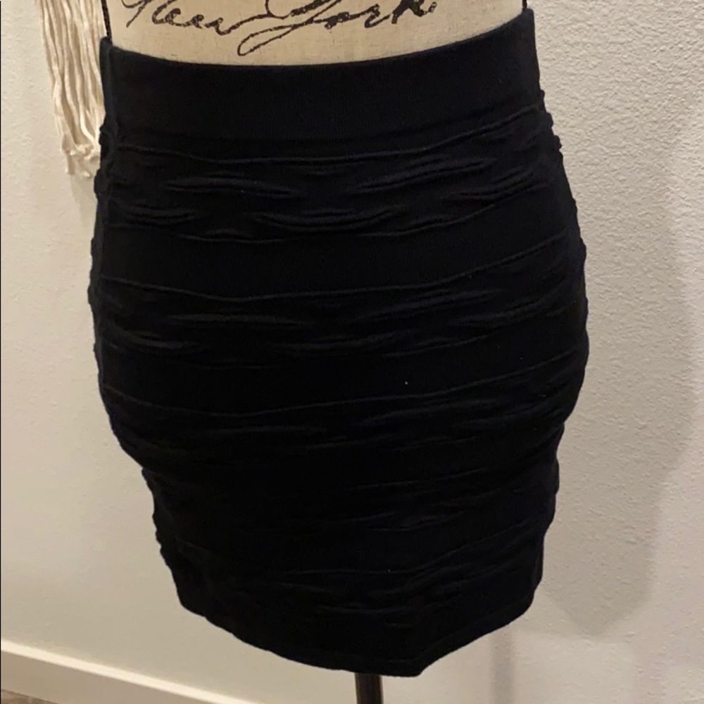 Stretchy black skirt